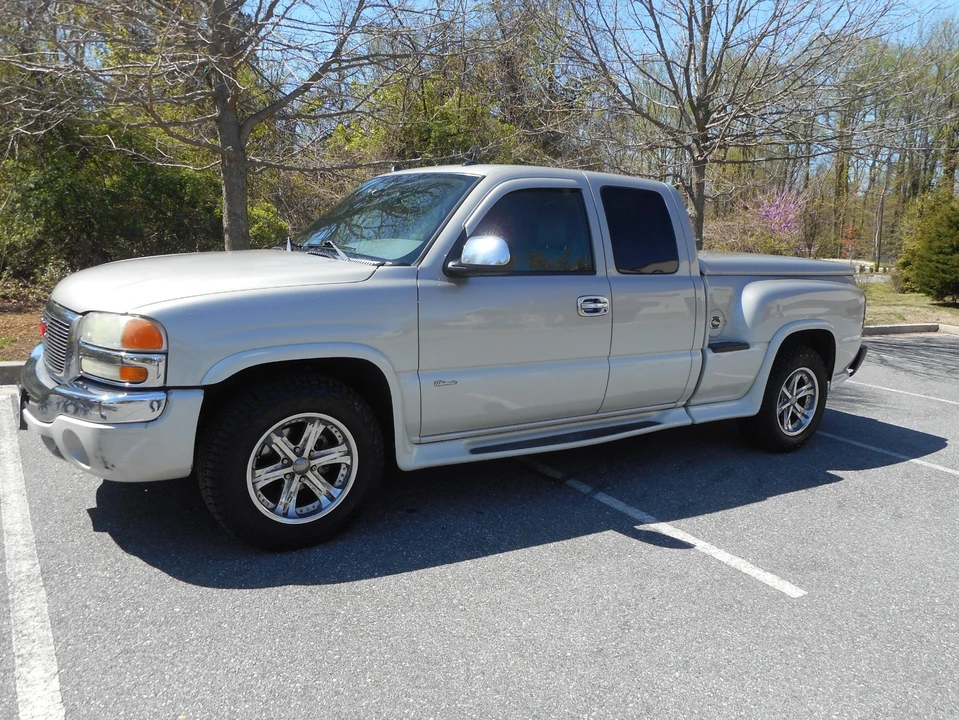 2004 GMC Sierra 2nd Gen - Image 2 of 10