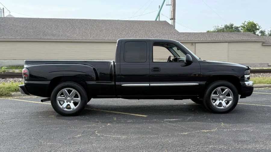 2004 GMC Sierra 2nd Gen - Image 2 of 5