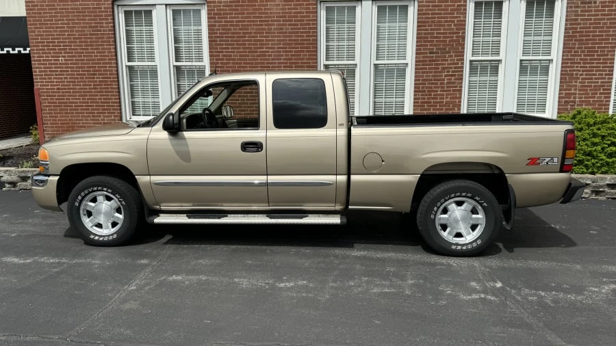 2004 GMC Sierra 2nd Gen - Image 2 of 11
