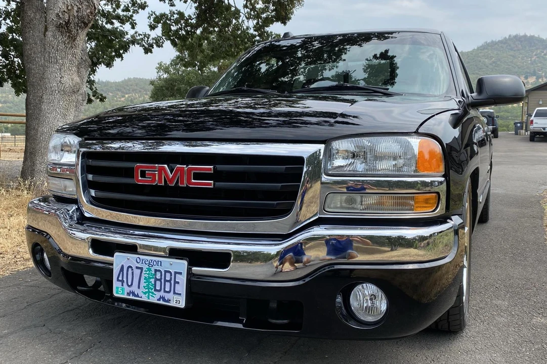 2004 GMC Sierra 2nd Gen - Image 2 of 31