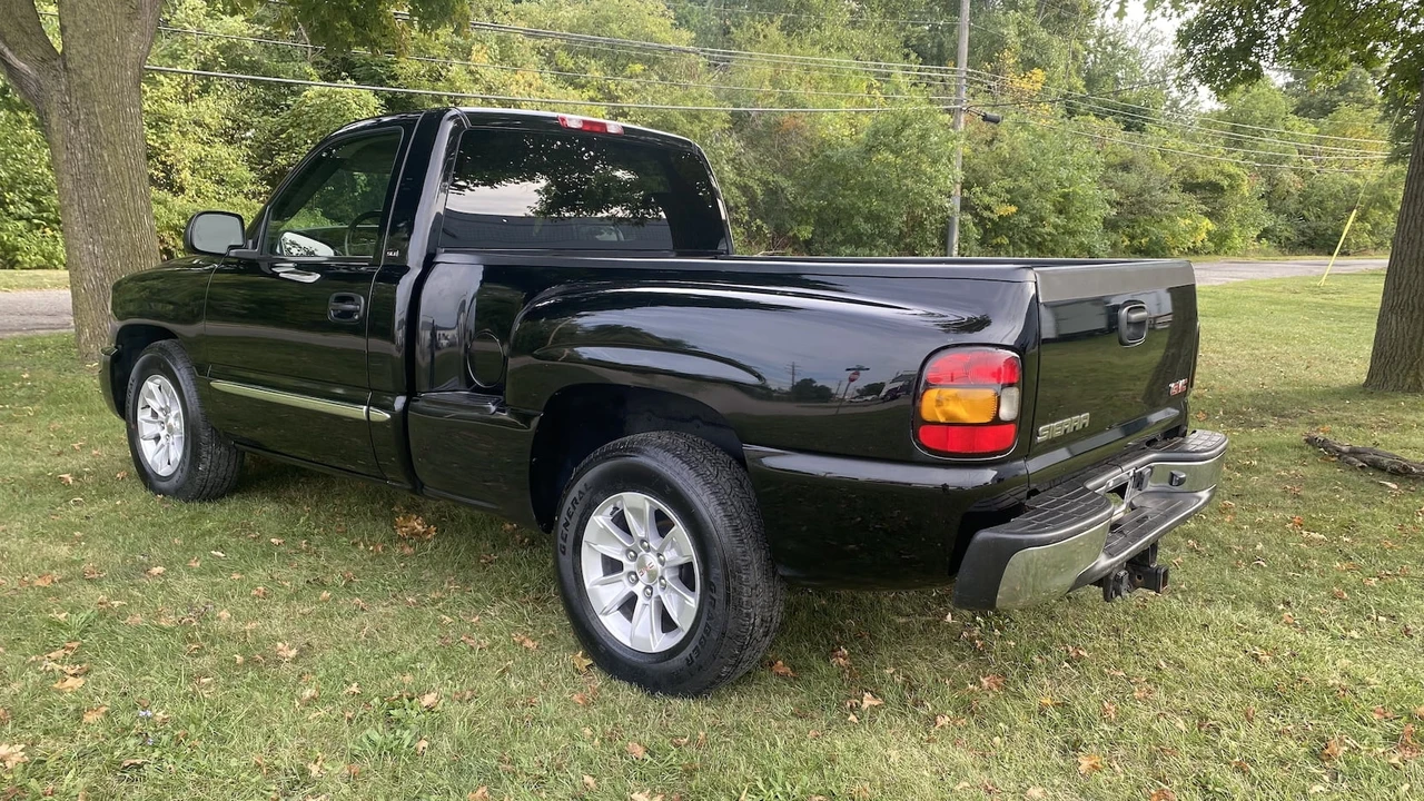 2004 GMC Sierra 2nd Gen - Image 2 of 13