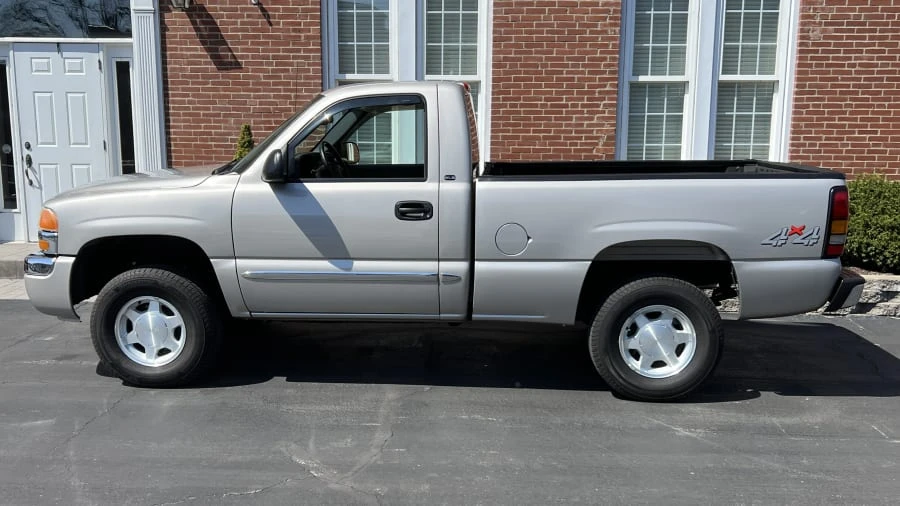 2004 GMC Sierra 2nd Gen - Image 2 of 8