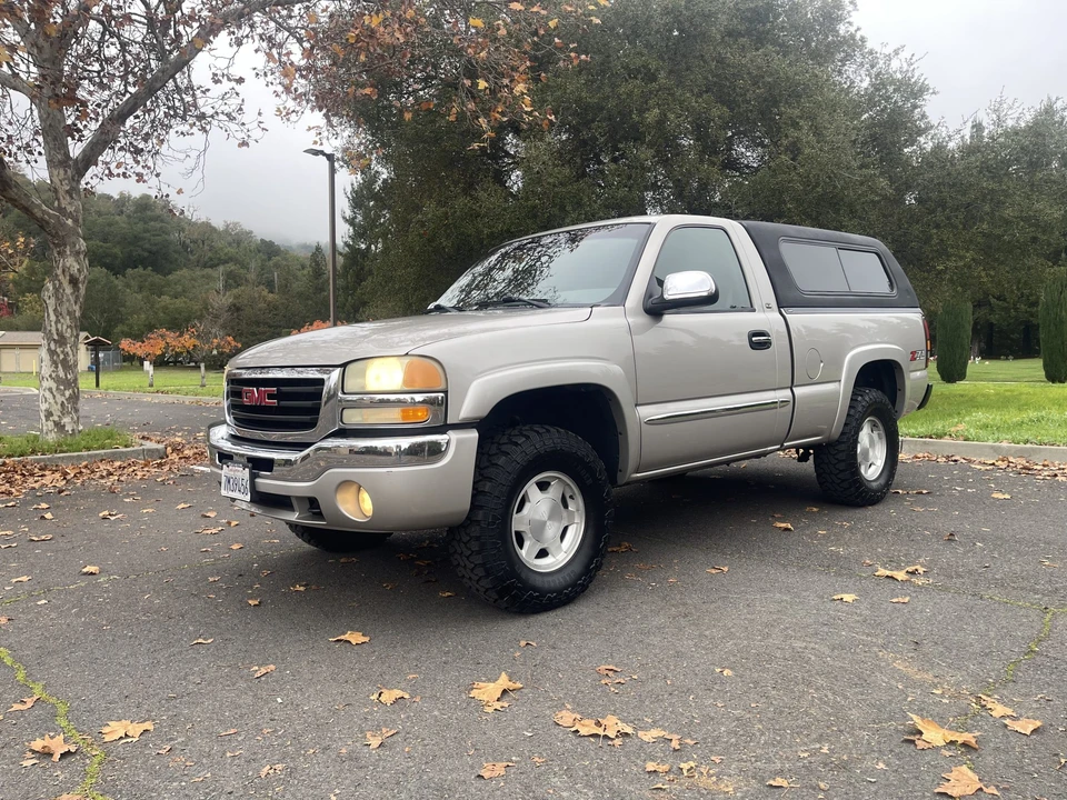 2004 GMC Sierra 2nd Gen - Image 2 of 31