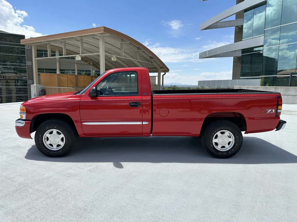 2004 GMC Sierra 2nd Gen - Image 2 of 31
