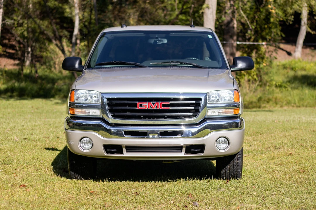 2004 GMC Sierra 2nd Gen - Image 2 of 31