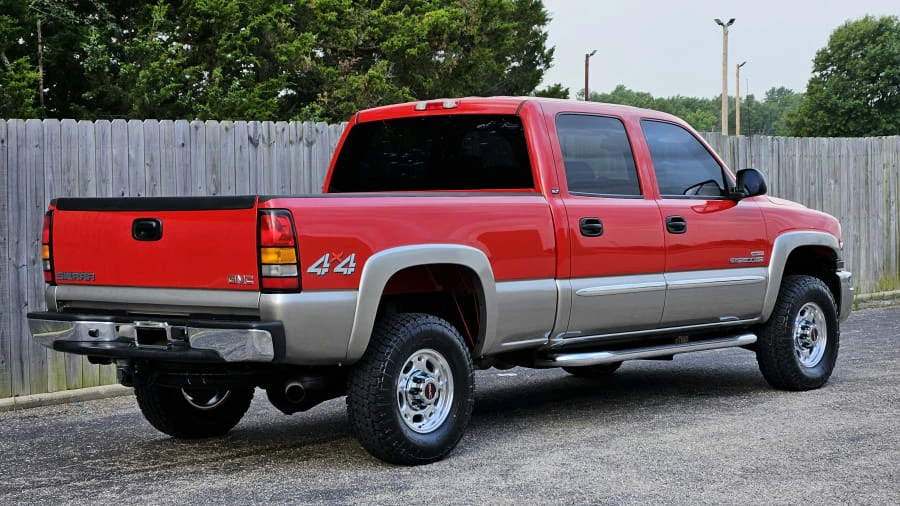 2004 GMC Sierra Heavy Duty 2nd Gen - Image 2 of 9