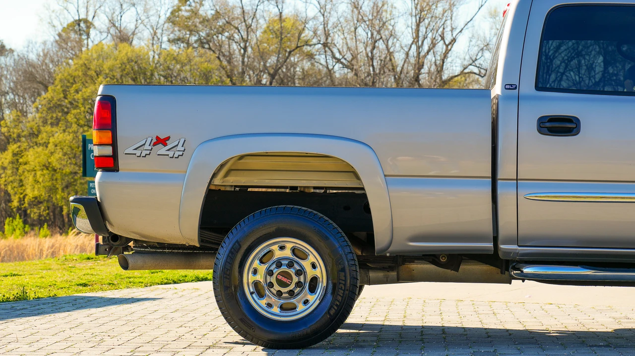 2004 GMC Sierra Heavy Duty 2nd Gen - Image 16 of 31