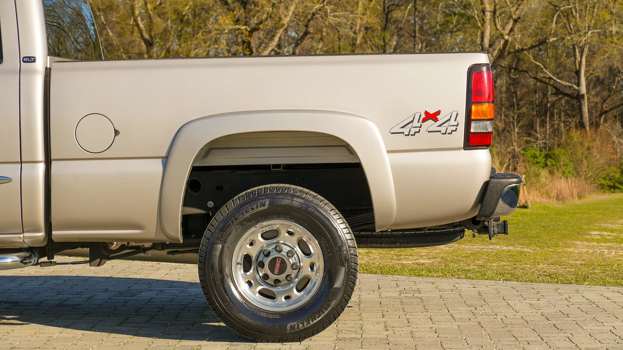 2004 GMC Sierra Heavy Duty 2nd Gen - Image 15 of 31