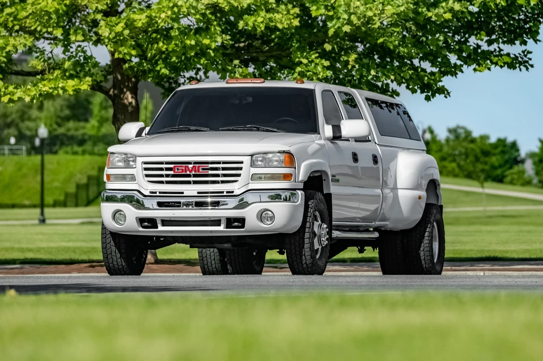 2004 GMC Sierra Heavy Duty 2nd Gen - Image 2 of 31