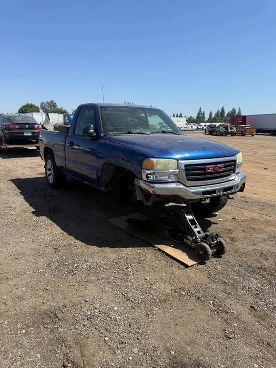 2004 GMC Sierra 2nd Gen - Image 2 of 17