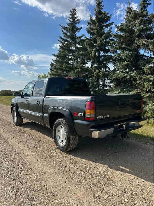 2004 GMC Sierra 2nd Gen - Image 2 of 9