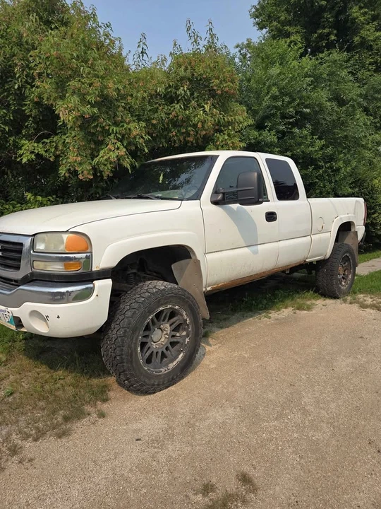 2004 GMC Sierra 2nd Gen - Image 2 of 10