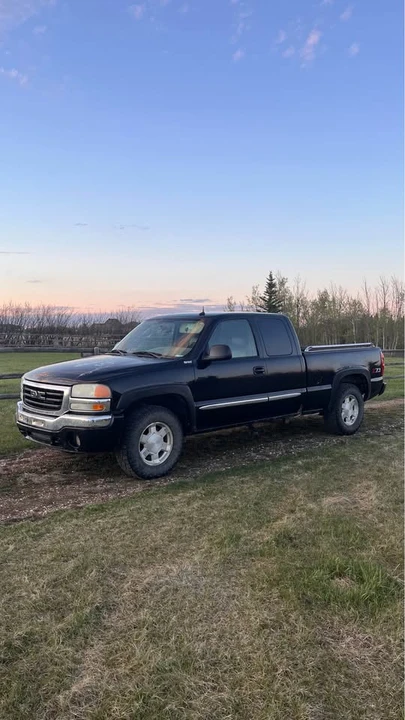 2004 GMC Sierra 2nd Gen - Image 2 of 12