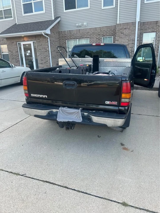 2004 GMC Sierra 2nd Gen - Image 2 of 5