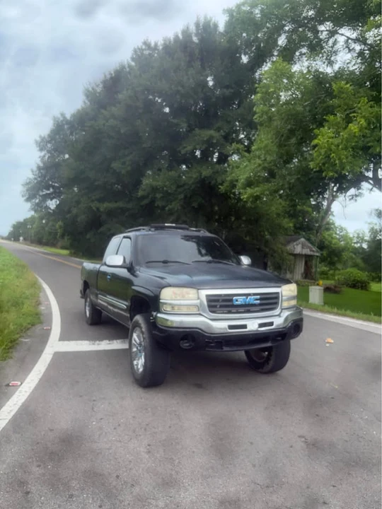 2004 GMC Sierra 2nd Gen - Image 2 of 8
