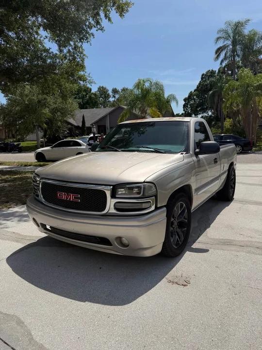 2004 GMC Sierra 2nd Gen - Image 2 of 9