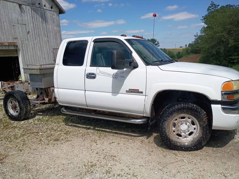 2004 GMC Sierra Heavy Duty 2nd Gen - Image 2 of 11