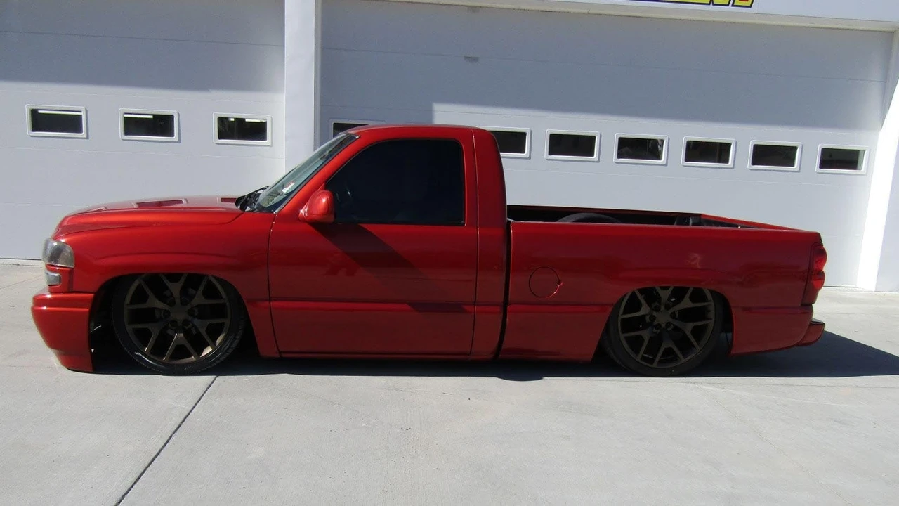 2004 GMC Sierra 2nd Gen - Image 2 of 21