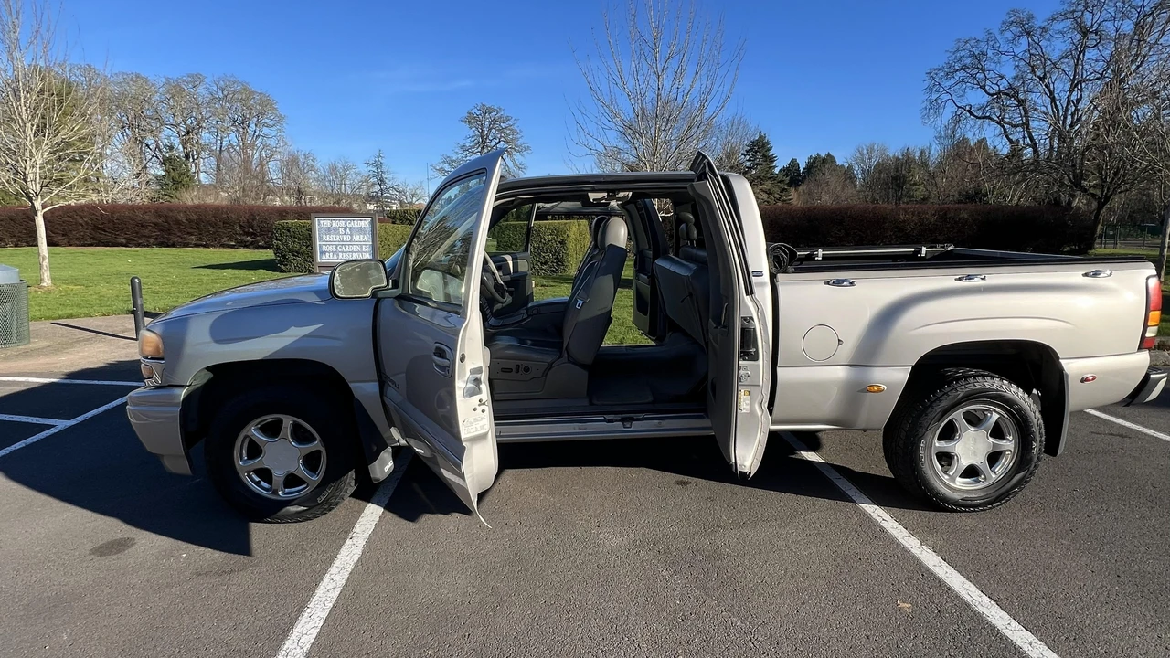 2004 GMC Sierra 2nd Gen - Image 14 of 31