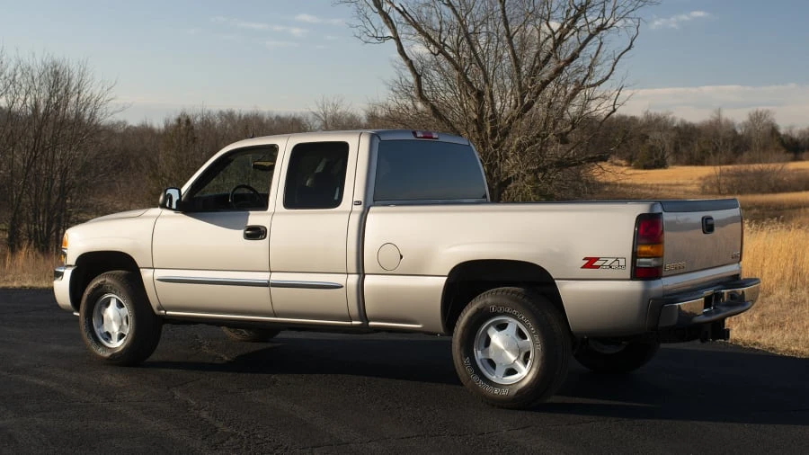 2004 GMC Sierra 2nd Gen - Image 3 of 12