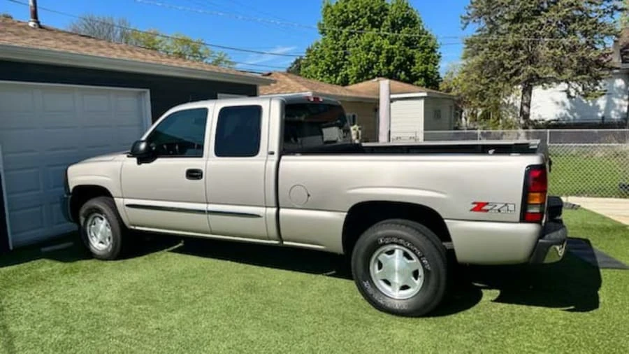 2004 GMC Sierra 2nd Gen - Image 2 of 10