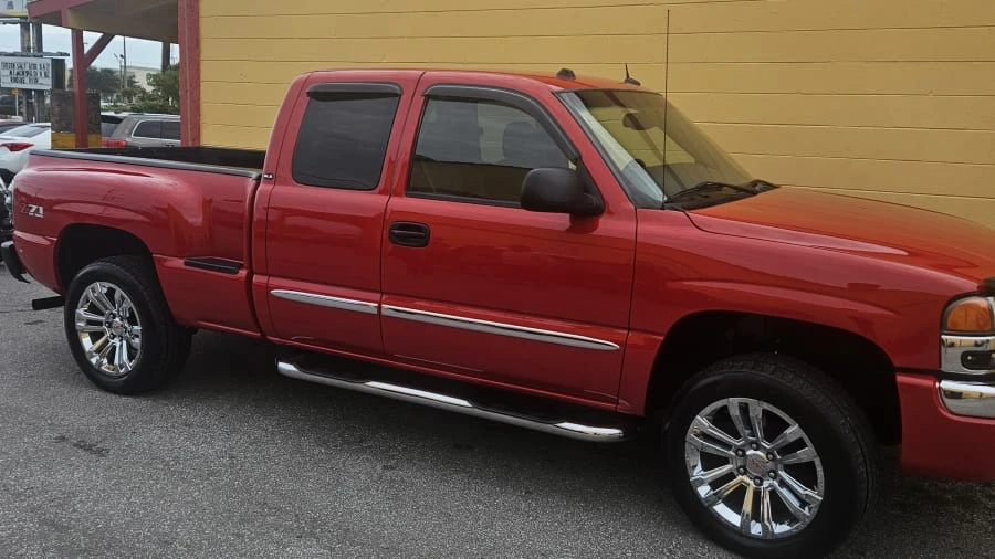 2004 GMC Sierra 2nd Gen - Image 2 of 3