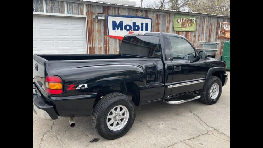 2004 GMC Sierra 2nd Gen - Image 2 of 11
