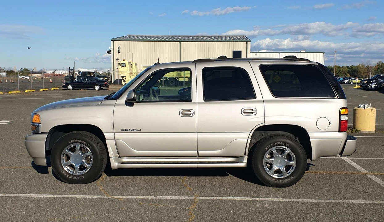 2004 GMC Yukon 2nd Gen - Image 8 of 31