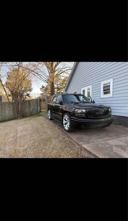 2004 GMC Yukon 2nd Gen - Image 2 of 10