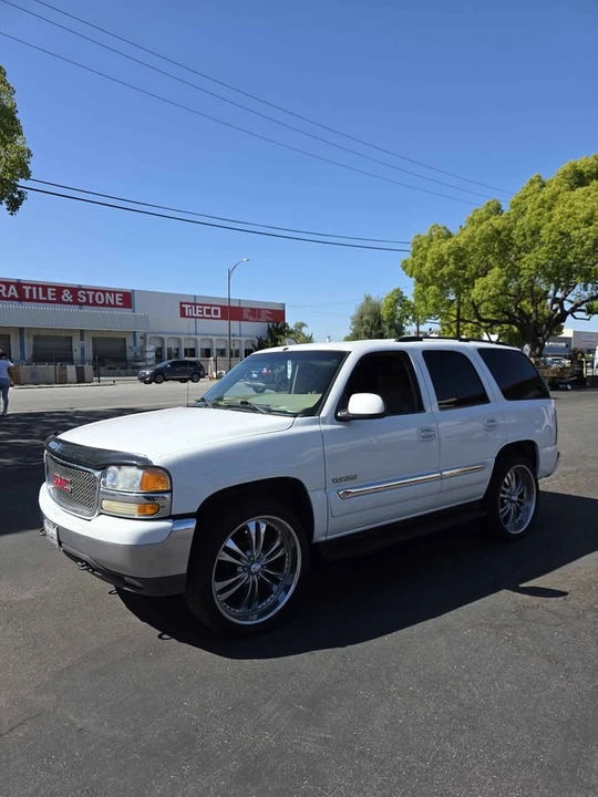 2004 GMC Yukon 2nd Gen - Image 2 of 8