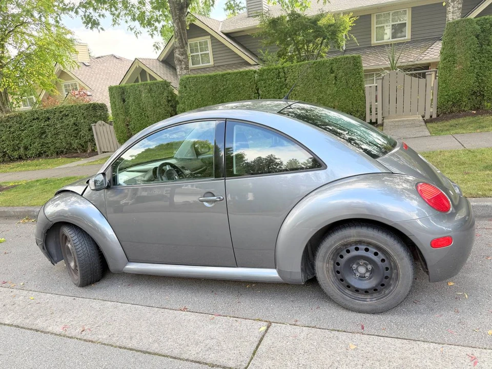2004 Volkswagen New Beetle - Image 10 of 12