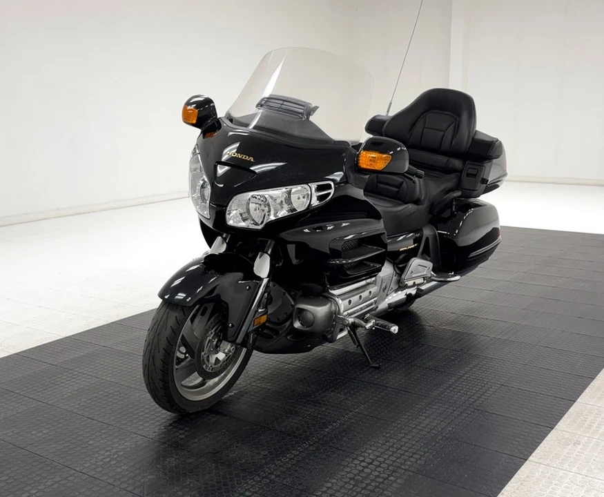 2004 Honda Gold Wing - Image 8 of 21