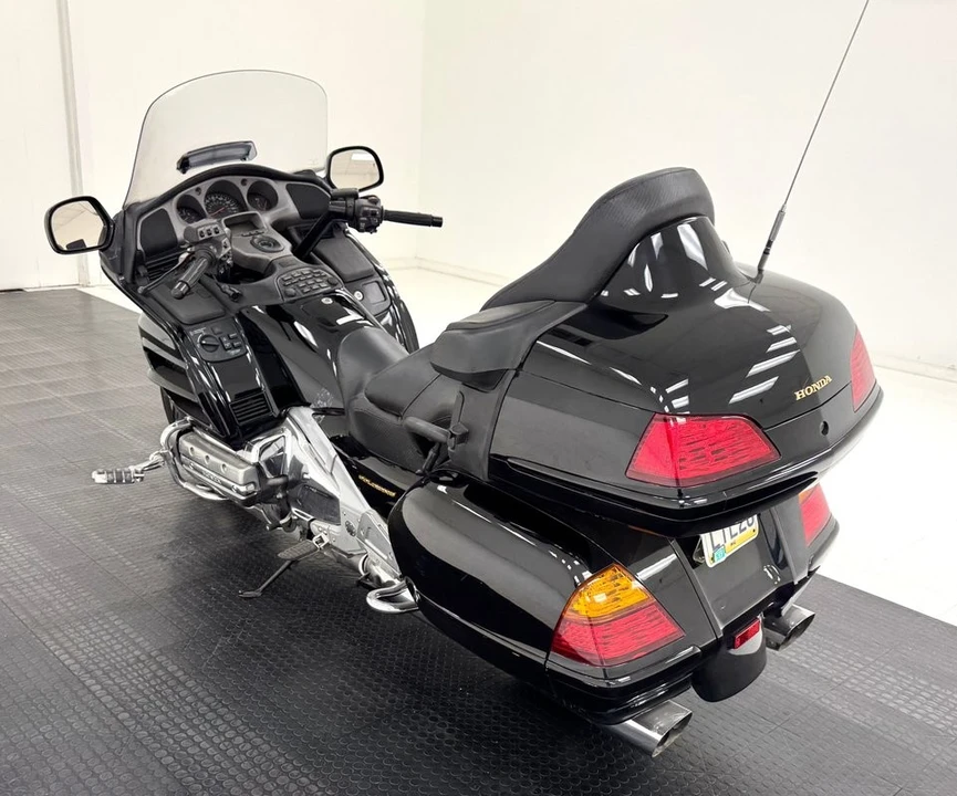 2004 Honda Gold Wing - Image 2 of 21
