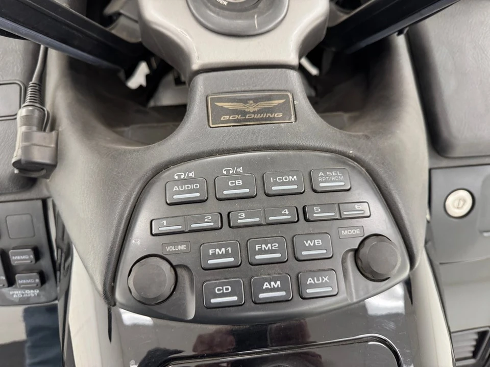 2004 Honda Gold Wing - Image 17 of 21