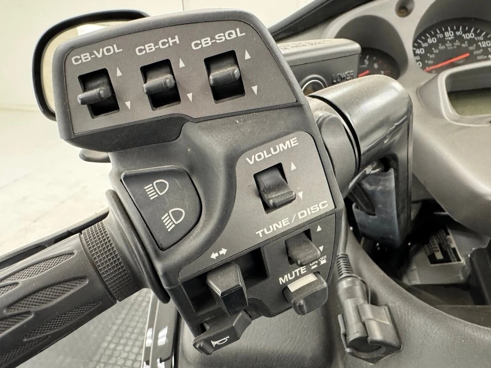 2004 Honda Gold Wing - Image 19 of 21