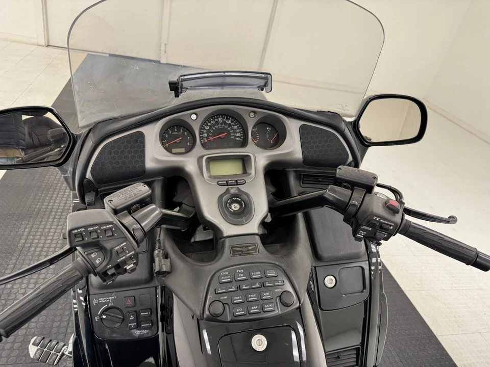 2004 Honda Gold Wing - Image 13 of 21