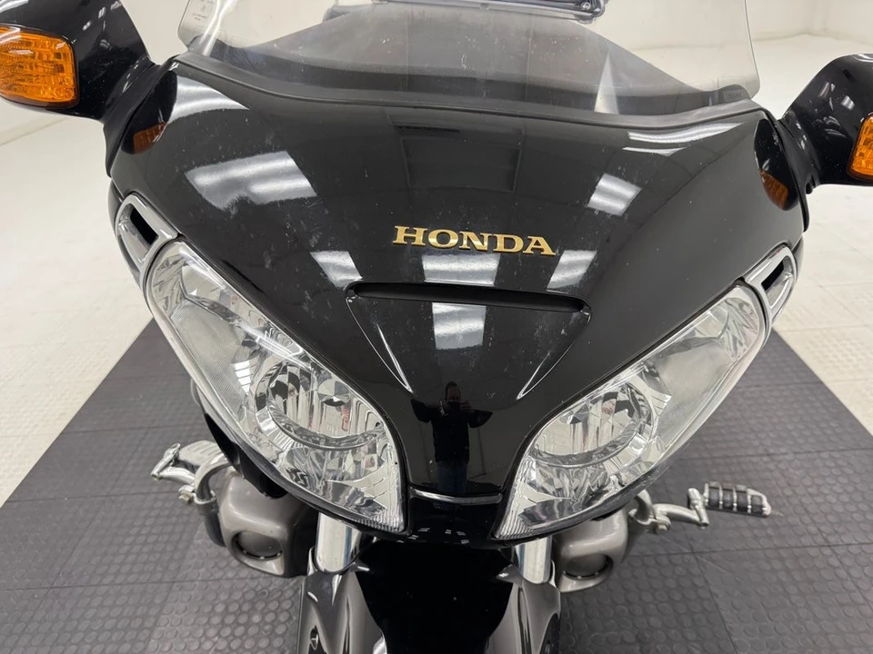 2004 Honda Gold Wing - Image 9 of 21