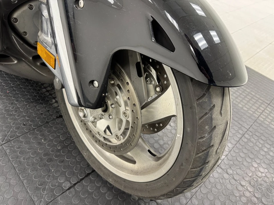 2004 Honda Gold Wing - Image 10 of 12