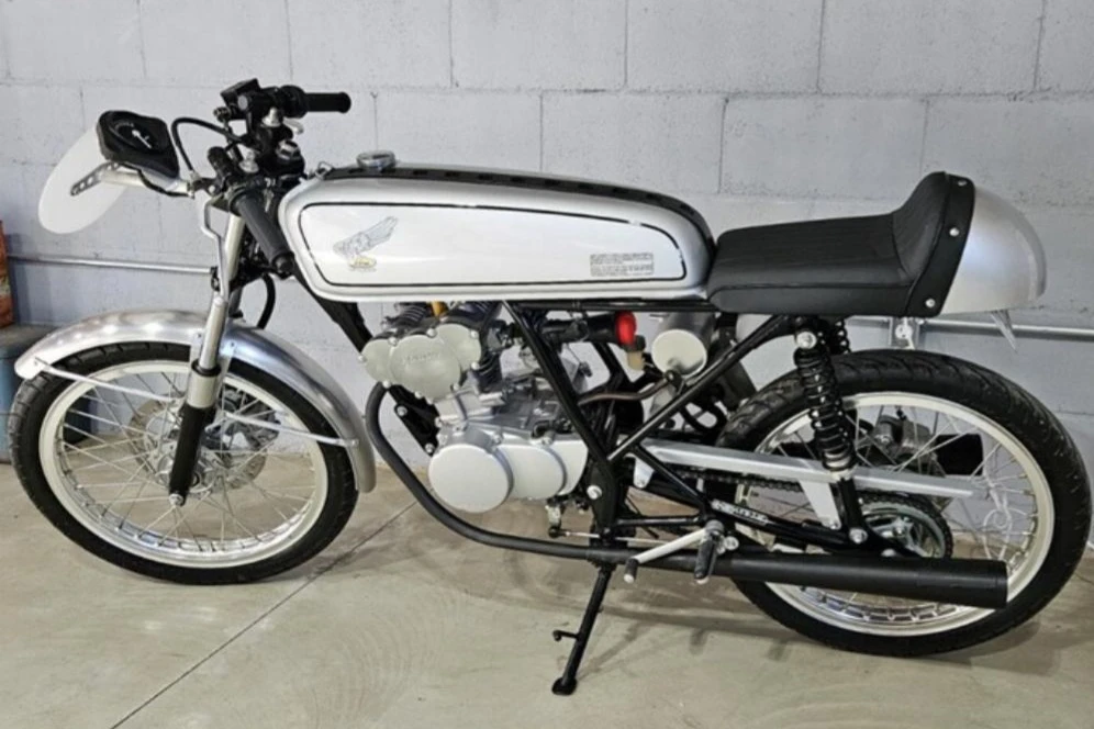 2004 Honda CB50R - Image 5 of 31