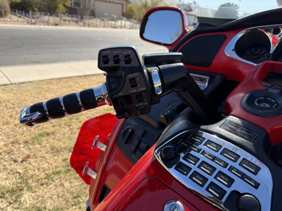 2004 Honda Gold Wing - Image 16 of 31