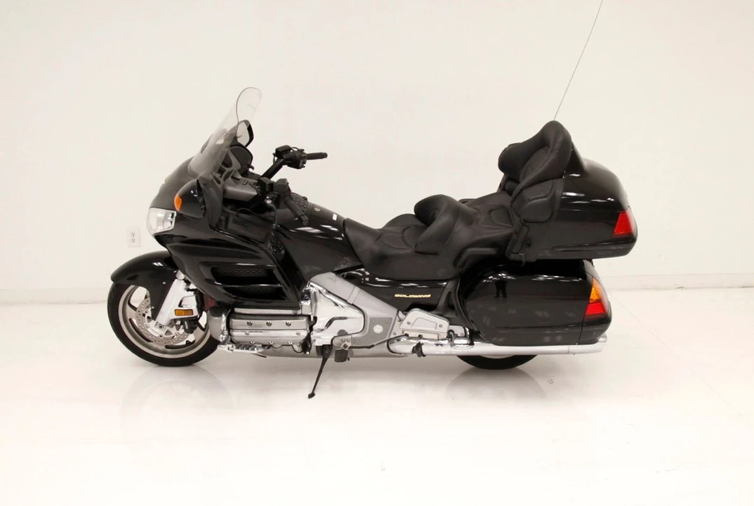 2004 Honda Gold Wing - Image 2 of 12