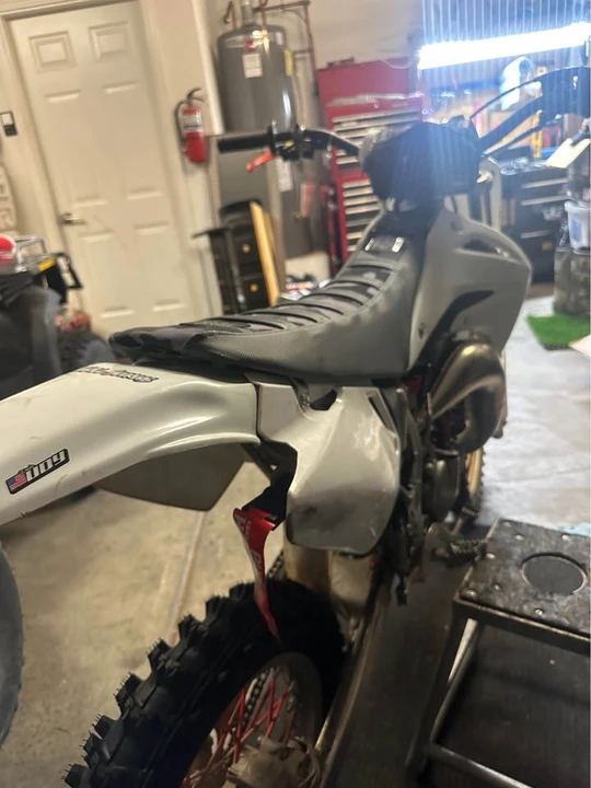 2004 Honda CR - Image 2 of 6