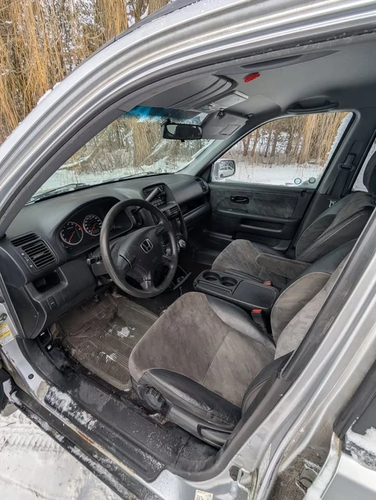 2004 Honda CR-V 2nd Gen - Image 3 of 10