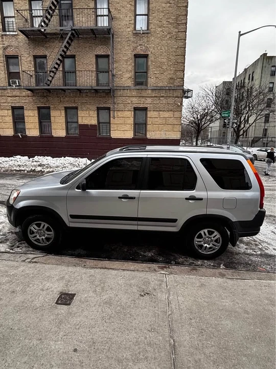 2004 Honda CR-V 2nd Gen - Image 3 of 11