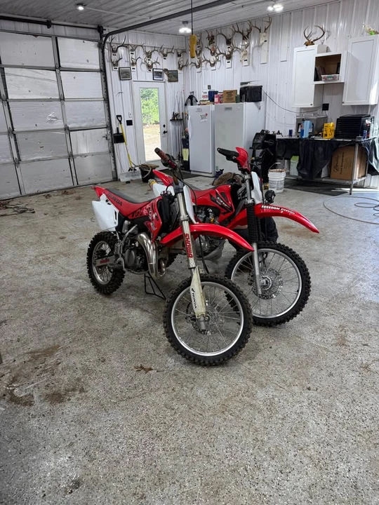 2004 Honda CR - Image 4 of 9