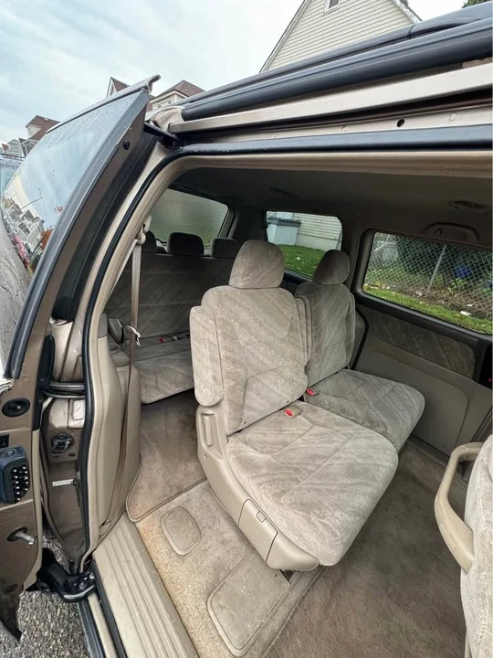 2004 Honda Odyssey - Image 2 of 10
