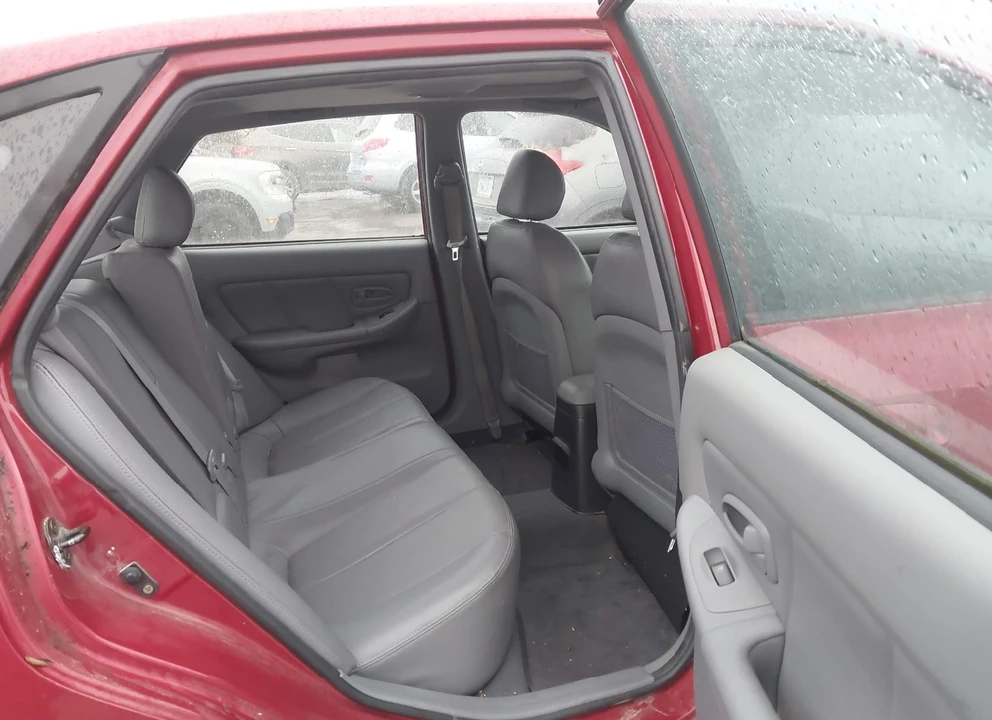 2004 Hyundai Elantra - Image 5 of 10