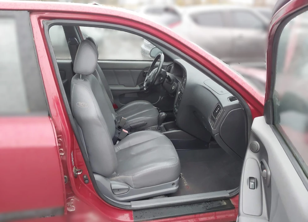 2004 Hyundai Elantra - Image 9 of 10