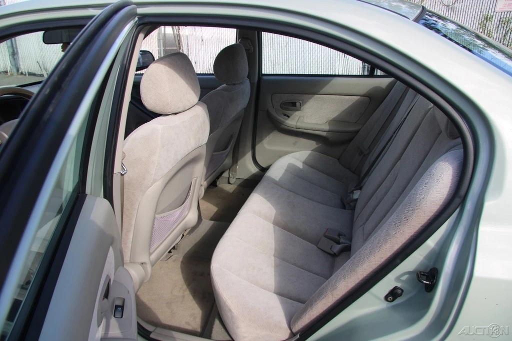 2004 Hyundai Elantra - Image 18 of 21