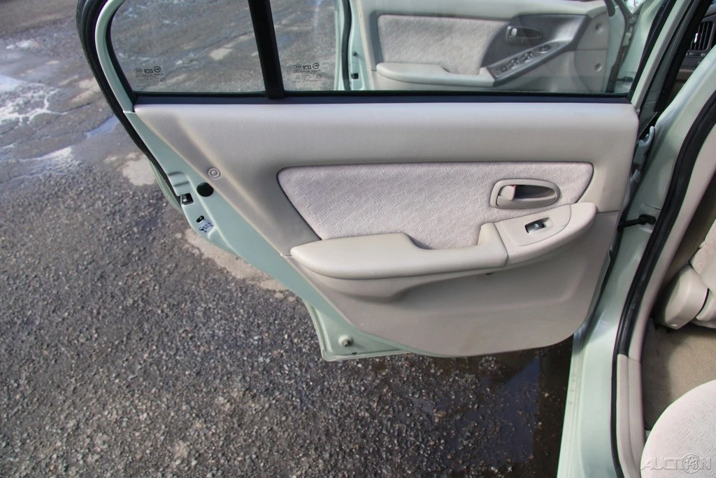 2004 Hyundai Elantra - Image 17 of 21